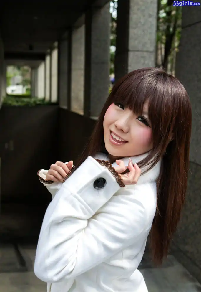 綾那優第21張寫真