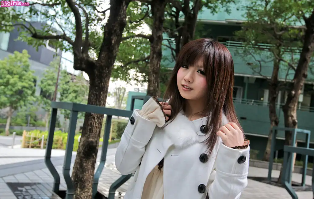 綾那優第22張寫真