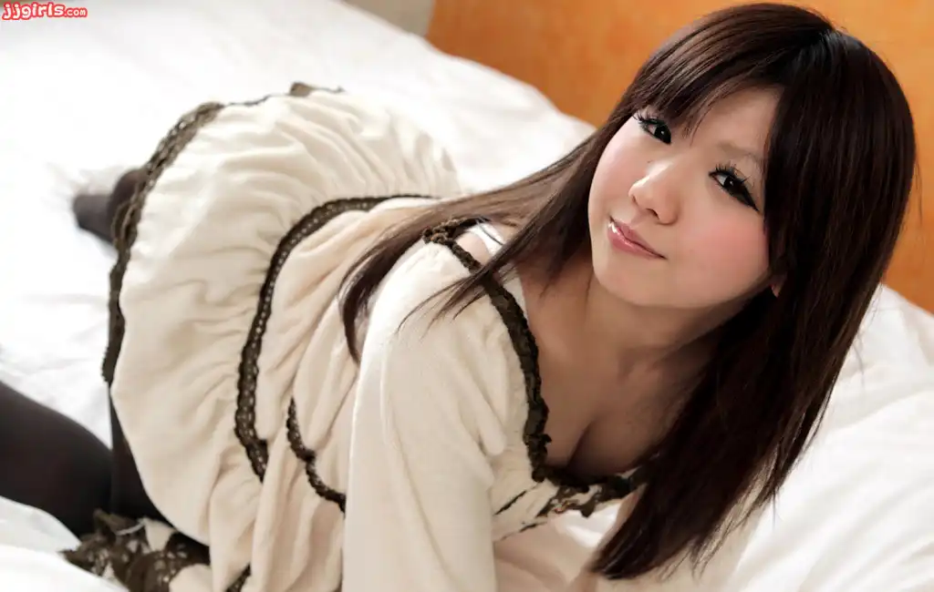 綾那優第32張寫真