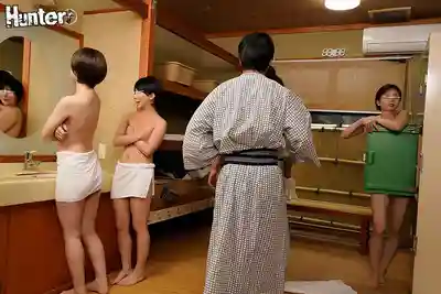 HUNTC-552 貧乳少女挑戰只圍一條浴巾闖入男湯！被發現就完蛋！溫泉旅館的大膽試膽遊戲 ~  菜月光 市井結夏 由良佳奈 的劇照12