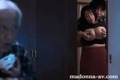 ROE-463 「那...那裡不行啦」發現繼母發情開關的我 在父親身旁玩弄她淫蕩乳暈讓她高潮到發狂 ~ 豊田怜花的劇照5