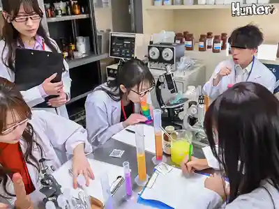 HUNTC-528 入職安全套公司後發現全是女員工 理科女同事每天拿我的肉棒當實驗品的劇照13