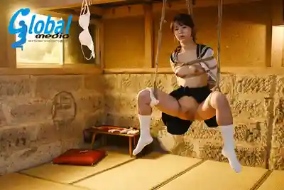 GAJK-033 倉庫中被緊縛調教的女子校生 借住爺爺家參加遊泳大賽卻被以慶生爲由墮入繩縛調教深淵 ~ 五芭 的劇照4