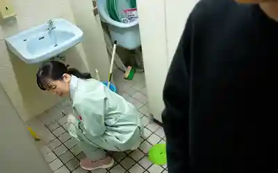 RNA-009 素人捆綁生中出【白皙豐滿肉便器人妻篇】把住在附近的豐滿人妻變成專門幫我們口暴的肉便器母豬 的劇照17