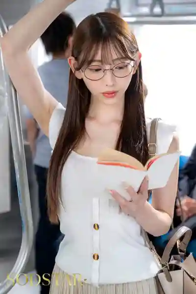 START-528 通勤電車上沉迷讀書的文系女生 被拘束站立後入幹到腿軟潮噴 忘不了邊漏邊高潮的快感墮落成癡漢最愛的淫蕩女 ~ 一宮瑠衣 的劇照16