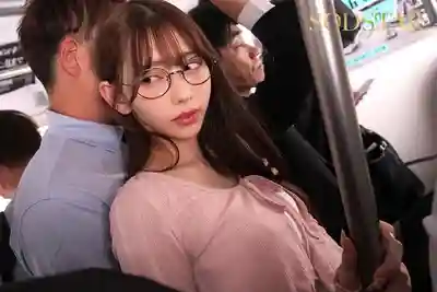 START-528 通勤電車上沉迷讀書的文系女生 被拘束站立後入幹到腿軟潮噴 忘不了邊漏邊高潮的快感墮落成癡漢最愛的淫蕩女 ~ 一宮瑠衣 的劇照15