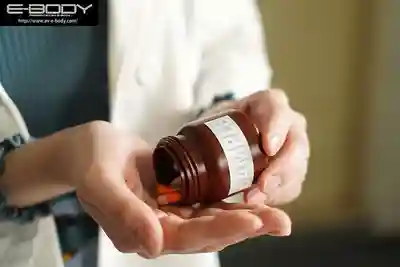 EBWH-319 純白巨乳藥學生被老教授的快感新藥玩弄 被老頭子的臭雞巴幹成了淫娃 ~ 白羽舞菜 的劇照9