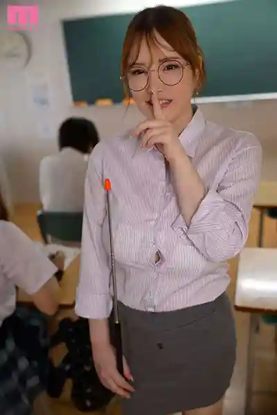 MIDA-555 女友沒收了寫真集讓學生很沮喪 女教師穿比基尼爆乳走光讓他擼 Q罩杯巨乳的高潮學園生活 ~ Himari 的劇照14