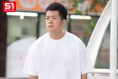 SNOS-135 胸比臉還大…只憑奶子就能被認出的人妻風俗娘的下場 趁老公不在被鄰居們玩壞的M罩杯 ~ 湊羽琉 的劇照10