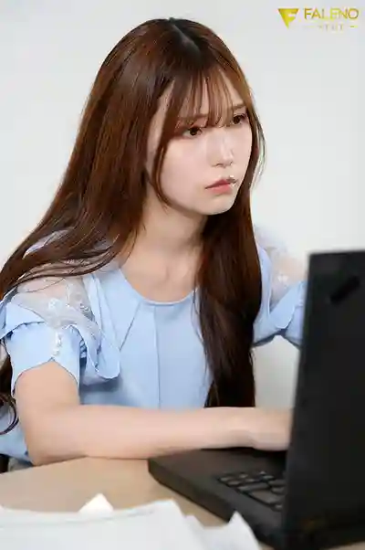 FNS-166 和冷豔系美人同事酒後開房 雖然被瞪着眼一臉不願意，但雞巴和小穴卻相性超合 每次加班都偷偷約炮 ~ 明裏紬 的劇照11