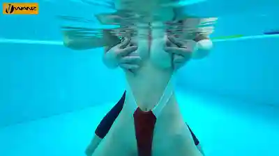 WAAA-635 穿着淫蕩泳衣幫廢柴遊泳部隊員中出支援的青春大乳首美人助理 ~ 新井裏真 的劇照5