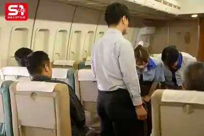 SNOS-177 頭等艙富豪大叔發現極品空姐！找茬刁難讓她從頭伺候到雞巴 ~ Miru 的劇照15