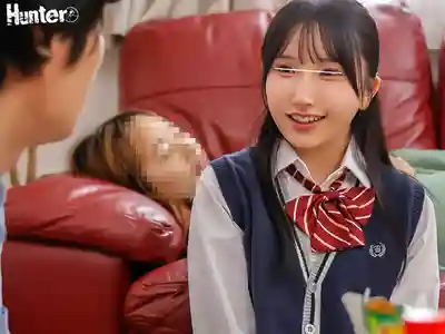 HUNTC-519 慢速抽插×無聲癡態高潮 在女友睡着的旁邊偷吃她閨蜜的渣男 ~ 皆月光 雅子里菜 綾美なな 由良佳奈 的劇照13