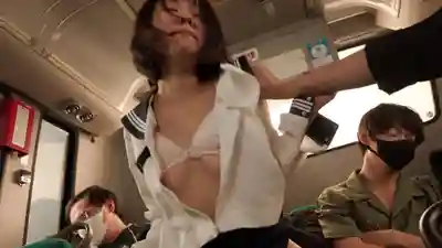 T38-060 女學生恥辱痴漢巴士 被盯上的獵物 ~ 渡來楓 北岡果林 赤名いと的劇照3