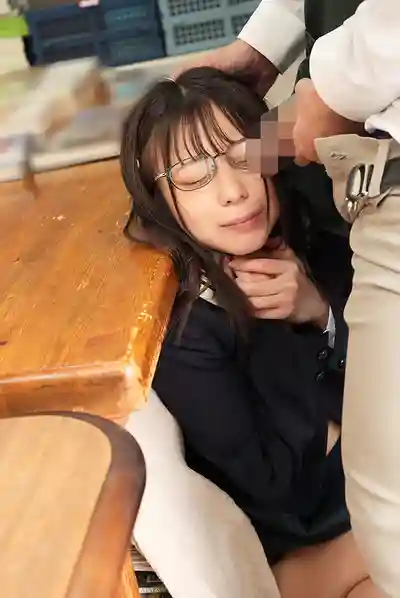 PIYO-233 中出書屋！ 在冷清書店裏站着看書的懦弱眼鏡妹不中出她不行啊 ~ 糸井瑠花 月乃あや 鳥羽いく 的劇照10