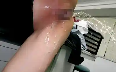 HNBR-010 在辦公室潮吹太羞恥了 被壓在辦公桌上站立後入的連續中出 ~ 若菜れいか 的劇照1