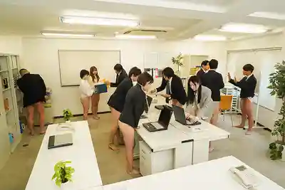 DVEH-087 下半身露出成爲常態的世界 沒有內褲和裙子的世界裏雞巴才是時尚單品 ~ 早川瑞希 本田桃 的劇照16