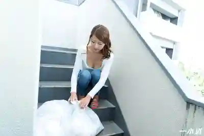 1PON-032220_990 早晨倒垃圾遇到的好色真空人妻 ~ 杉山千佳 的劇照7