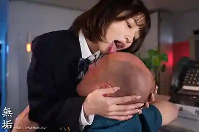 MUDR-369 舌吻催眠術 被下咒後連惡心大叔都OK的傲嬌護校妹 ~ 倉本菫 的劇照4
