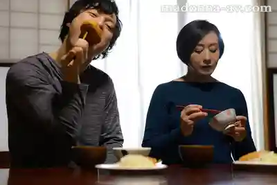 ROE-504 頂級熟女專屬第2章 中出解禁 「你當時答應過要給我生弟弟的吧？」爲了要個弟弟 我每天都往快要閉經的繼母體內射精 ~ 木戸薫 的劇照10