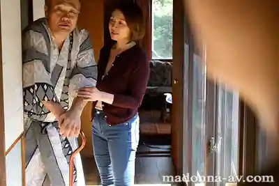 ROE-487 返鄉探親發現母親和爺爺搞在一起 那天目睹的一幕讓我從此變成熟女控 ~ 友田真希的劇照10