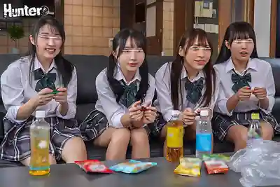HUNTC-514 哥哥的玩懲罰遊戲 妹妹和她的閨蜜們闖入哥哥的房間突然露出了內褲 越玩越過火 2 ~ 皆月光 綾美なな 尋井海 由良佳奈 的劇照13