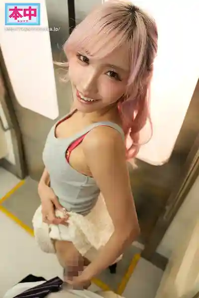 HMN-858 出沒！反癡漢辣妹 在電車上緊握氣弱男股間誘惑生插的癡女電車 ~ 春陽萌花的劇照7