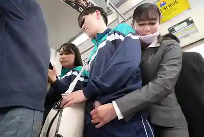 DANDYA-036 「被大媽摸一下就硬了」無視女友就在身邊，幫帥哥偷偷擼管的淫蕩熟女 VOL.2 ~ 平岡裏枝子 森下美緒 岬光莉 的劇照3