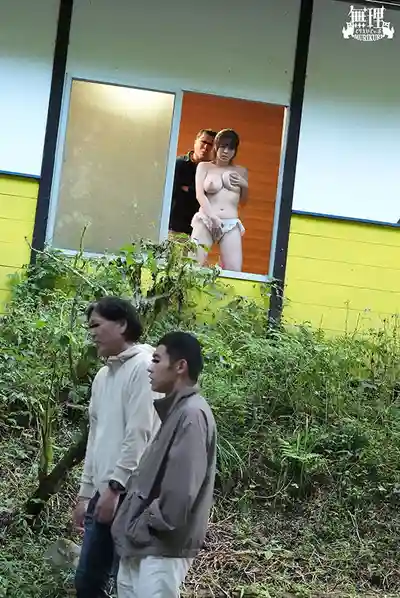 MURIKURI-007 下着！半裸！全裸…一件件扒光打工服強●羞辱 強迫巨乳露營地的打工小妹全裸勤務 徹底調教成抖M ~ 羽月乃蒼  的劇照5