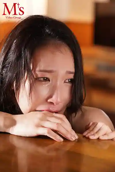 MVSD-695 丈夫跑路後被迫肉體還債 上流貴婦M豬妻墮入快樂崩壞地獄 遭渣男們凌辱輪暴後終於覺醒被虐高潮快感的美裸體 ~ 神木真秀的劇照8