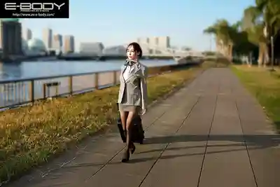 EYAN-225 這麼騷的空姐你猜是誰？極品超瘦身材癡女配上軟嫩I罩杯乳交 把乘客精子全部榨乾的慾女的劇照1
