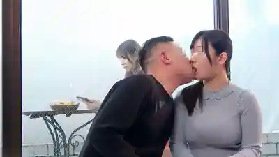 DVMM-406 一般男女觀察AV 女兒就在鏡子後面！ 不行就由我來... 巨乳岳母溫柔的幫因屌太大破不了處的女兒男友開苞！ 久旱騷穴把暴怒巨屌吞到根部 和慾火焚身的童貞肉棒中出做愛根本停不下來的劇照10
