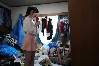 DVMM-407 素人实拍企划 想当网红的女大学生挑战垃圾屋采访！10年没操过逼的性欲爆棚大叔采访中暴走 恶臭脏屌直接硬操！积攒多年的精液不全灌完不罢休 密着抽插不拔出连续中出 ~ 浦上日紀 小椋光 堺萌花 的劇照11