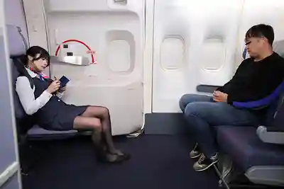 DANDYA-035 偷偷在飛機上就給商務艙客人擼管的美人空姐 約去酒店無套開乾後竟是個欲求不滿的騷貨 VOL.7 ~ 似鳥日菜的劇照16