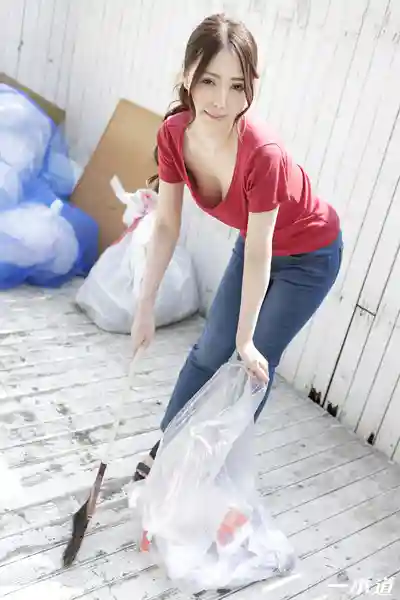 1PON-041319_833 早起倒垃圾的鄰家風騷無罩人妻 ~ 古濑玲的劇照19