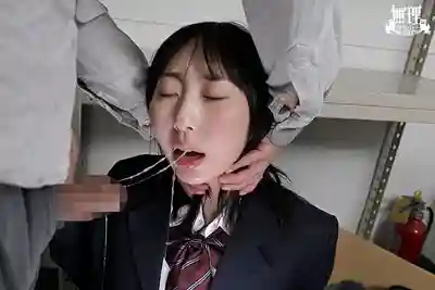 MURIKURI-012 大量顏射街頭凌辱 美顏JK被設局騙上癡漢巴士 滿臉精液羞恥下校 ~ 山下紗和的劇照14