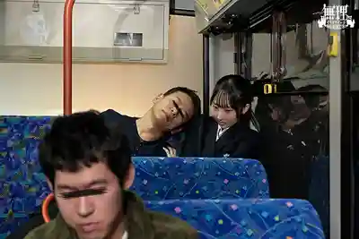 MURIKURI-012 大量顏射街頭凌辱 美顏JK被設局騙上癡漢巴士 滿臉精液羞恥下校 ~ 山下紗和的劇照16