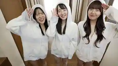 SW-1044 哥哥！来跟我玩色色游戏吧！穿着毛绒居家服却不穿裤子 弹弹T裤翘臀天真地黏过来 直接硬了 ~ 新垣まりん 綾美なな 美雲そら 的劇照10
