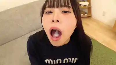NGHJ-065 限定20歲！剛成年的素人女大學生挑戰連續吞精！比臉還大的巨根深喉口爆！大量口內射精塞滿小嘴咕嚕咕嚕全吞下！越吞越發騷的女大學生小穴被巨根硬塞精液淋漓SEX！全員半中半外還吞精的劇照3