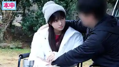 HMN-860 平時正經的OL女友在我面前超黏人 不理就鬧 回訊息慢就查勤 帶她去郊外露營約會途中又撒嬌說現在就想被幹 ~ 根尾朱里的劇照9