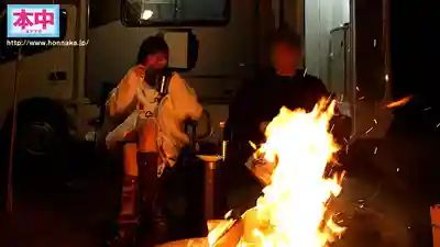 HMN-860 平時正經的OL女友在我面前超黏人 不理就鬧 回訊息慢就查勤 帶她去郊外露營約會途中又撒嬌說現在就想被幹 ~ 根尾朱里的劇照5