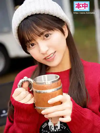 HMN-860 平時正經的OL女友在我面前超黏人 不理就鬧 回訊息慢就查勤 帶她去郊外露營約會途中又撒嬌說現在就想被幹 ~ 根尾朱里的劇照1