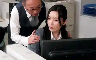 KIR-078 午後寂寞OFFICE 緊身褲肉感巨臀OL的誘惑實在讓人理崩！被撩到忍不住了 當場就拔出大雞巴直接插入中出 被幹到痙攣高潮最後淪為求操騷女 ~ あずま鈴的劇照17
