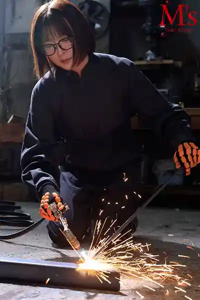 MVSD-701 穿著作業服的騷貨 全男小工廠裡沉默孤獨的電焊妹子暴露了淫蕩本性 抖M變態 AV DEBUT ~ 桜庭かりな的劇照17
