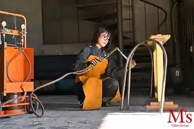 MVSD-701 穿著作業服的騷貨 全男小工廠裡沉默孤獨的電焊妹子暴露了淫蕩本性 抖M變態 AV DEBUT ~ 桜庭かりな的劇照15
