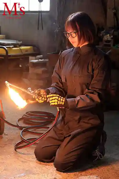 MVSD-701 穿著作業服的騷貨 全男小工廠裡沉默孤獨的電焊妹子暴露了淫蕩本性 抖M變態 AV DEBUT ~ 桜庭かりな的劇照18