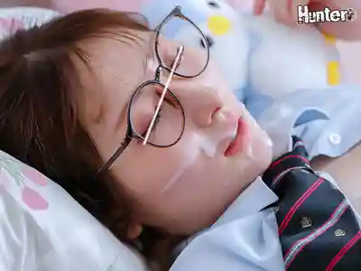HUNTC-492 我的陰角繼妹 戴套隨便插 她只顧刷手機 偷偷拔套生插後竟浪到弓腰高潮不斷的劇照1