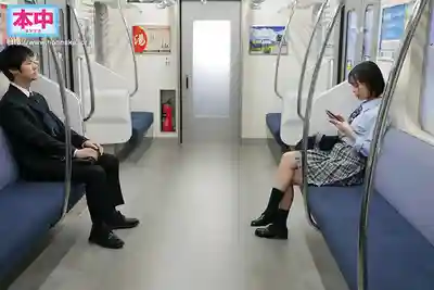 HMN-885 週五末班車上疲憊社畜被J系小惡魔用走光美腿誘惑 在只剩兩人的車廂裡偷偷中出的劇照10