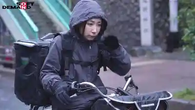 SDNM-556 SNS總粉絲9萬人的人妻計程車女司機 45歲AV DEBUT 待客溫柔有禮卻超愛粗暴不倫砲的劇照12