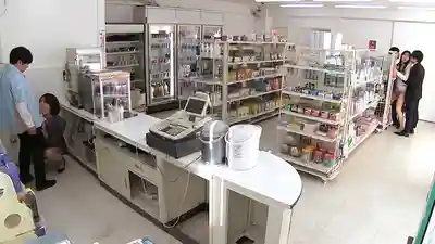 KTB-120 雙飛長身人妻的痴漢便利商店&顏射酒吧 店內隨時隨地任你摸 隨便玩的騷妻們 ~ 花宮京子 三池小春的劇照11